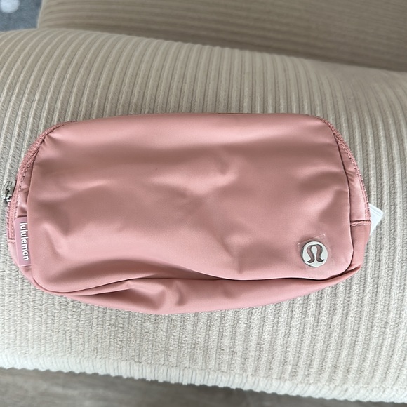 🆕️ LULULEMON EVERYWHERE BELT BAG (PINK PASTEL) - Picture 2 of 3